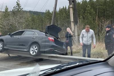 Машина налетела на ограждение на объездной дороге в Чите