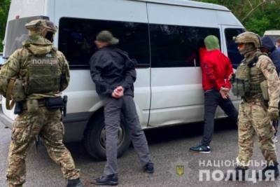 Связали и пытали утюгом: в Харькове трое мужчин ограбили женщину