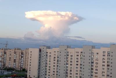 Жителей Саратовской области взбудоражило облако в виде «ядерного гриба»