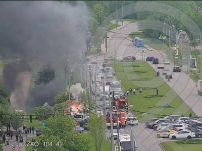 Несколько автомобилей загорелись на парковке в Бутово, движение ограничено