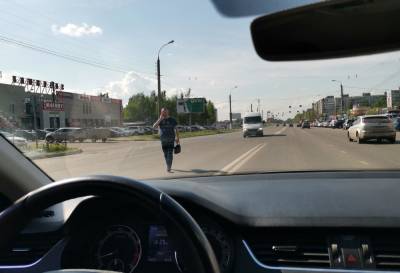 Бегающих через дорогу пешеходов-нарушителей штрафовали автоинспекторы в Твери