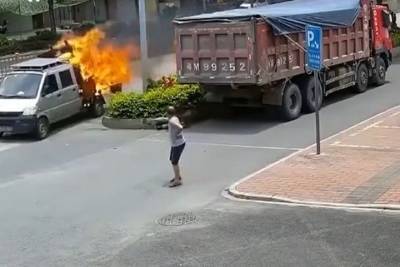Водитель горящего грузовика в Китае приехал к пожарным и рассмешил Сеть