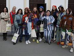 Из штор и мусора: в Новосибирске прошло экодефиле - костюмы, созданные из мусора.