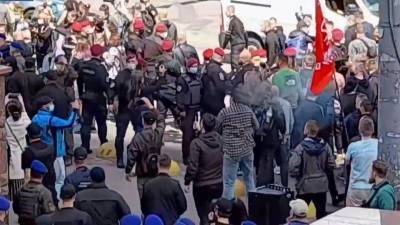 В Киеве националисты устроили беспорядки и драку со сторонниками Виктора Медведчука