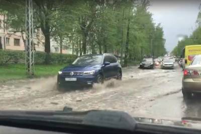 Октябрьский проспект в Петрозаводске превратился в реку