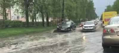 Проспект в Петрозаводске ушел под воду после первого весеннего дождя (ВИДЕО)