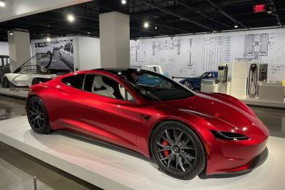 Забудьте о «самой быстрой» Model S Plaid. «Летающий» Tesla Roadster с реактивными двигателями SpaceX сможет разгоняться до 100 км/ч всего на 1,1 секунды