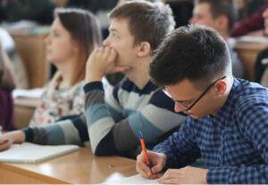 Президент Беларуси подписал документы о поддержке одаренных учащихся и студентов
