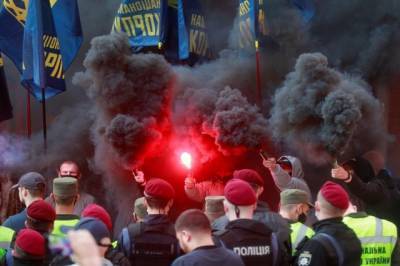 В Киеве начались стычки между националистами и сторонниками Медведчука
