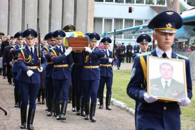 Фотофакт: в Лиде простились с погибшими летчиками майором Андреем Ничипорчиком и лейтенантом Никитой Куконенко