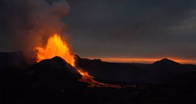 Фонтаны лавы и пепла: в Исландии бушует вулкан – впечатляющие кадры