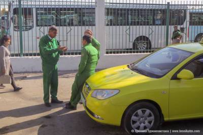В Ашхабаде уволили 12 таксистов за завышение стоимости услуг