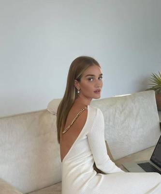 Волнующие изгибы: Роузи Хантингтон-Уайтли в трикотажном платье российского бренда