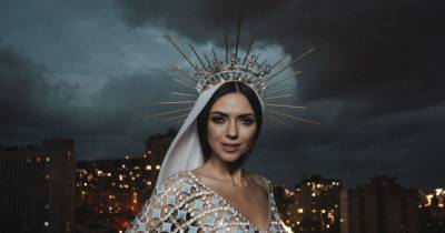 Экс-"НЕАНГЕЛ" Виктория Смеюха в обтягивающем платье с короной на голове выпустила дебютную песню