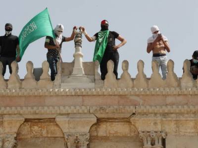 После объявления перемирия между Израилем и Палестиной на Храмовой горе снова начались столкновения. Мусульмане вышли на "победный марш"