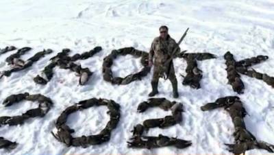 Чукотский охотник выложил надпись из мертвых гусей для фото