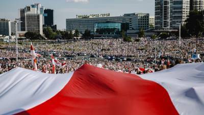 Белорусское МВД рассматривает запрет бело-красно-белого флага