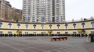 В центре Киева молодые люди с балкона обстреляли воинскую часть Нацгвардии