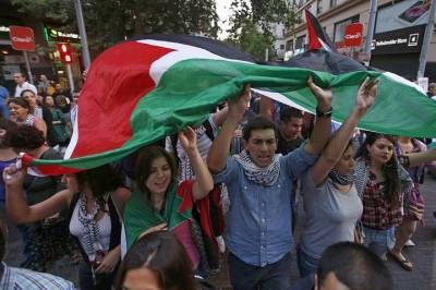 Столкновения палестинцев с полицией начались по всему Западному берегу