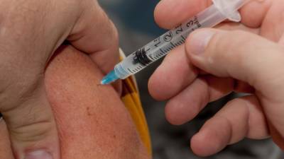 Минздрав РФ призвал к добровольной вакцинации населения от COVID-19