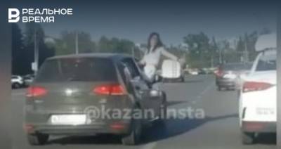 В Казани оштрафовали пассажирку, которая высунулась из окна во время поездки