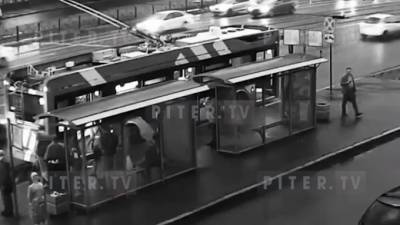 Драка между пассажирами троллейбуса в Петербурге попала на видео
