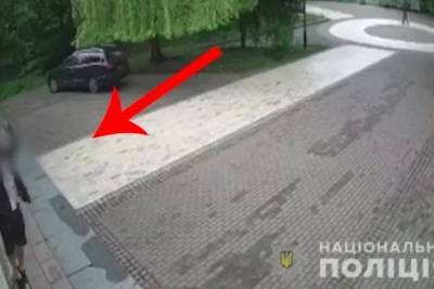 В Киеве мужчина сорвал флаг Украины со здания и попал на видео: ему вручили подозрение