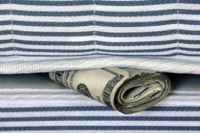 Эксперт рассказал, почему не стоит хранить доллары под подушкой