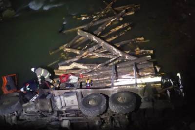 На Прикарпатье грузовик сорвался с моста в реку: есть погибшие