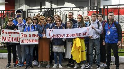 Беларусь: сотрудников TUT.BY переводят в СИЗО, задержания на канале "Белсат"