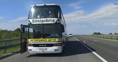 В Калининградской области остановили автобус, с нарушениями перевозивший полсотни детей (видео)
