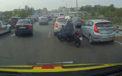 Мотоциклист разогнал пробку перед машиной скорой помощи (видео)