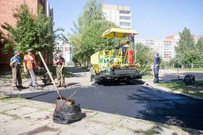 Почему некоторые дворы Пскова не могут дождаться ремонта, рассказал Борис Елкин