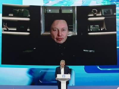Илон Маск выступил на прокремлевском мероприятии и пообещал завод Tesla в России — реакция соцсетей