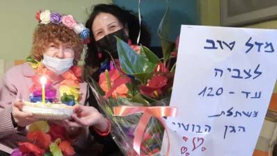Первый день рождения в 87 лет: жительница Иерусалима устраивает сюрпризы одиноким именинникам