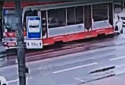Пассажирка такси пострадала в аварии с трамваем в Петроградском районе