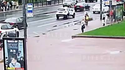На проспекте Добролюбова произошло ДТП с участием такси и трамвая: видео