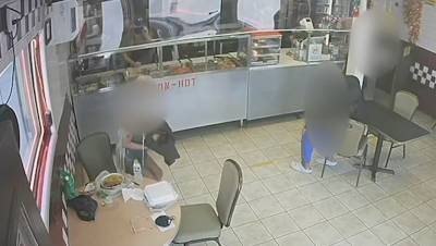 На видео с камеры наблюдения девочка-подросток вошла в ресторан и отдала новорожденного клиенту