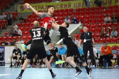 Астраханские гандболисты обыграли соперников из Санкт-Петербурга