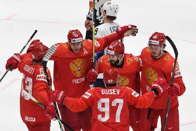 Хоккеисты сборной России слушали Чайковского после победы над Чехией, обнажив головы. ВИДЕО