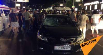 В Ереване у Mega Mall на проспекте Гая сбили двух пешеходов. Видео с места происшествия