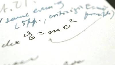 Письмо Эйнштейна с рукописным уравнением продано за $1,2 млн