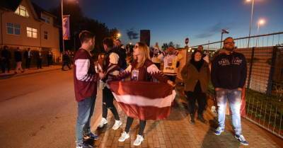 Около "Арены Рига" собрались сотни счастливых латвийских фанов