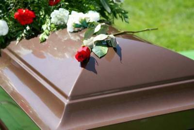 Ожесточенная драка на похоронах в Африке закончилась падением скорбящих в могилу (видео)