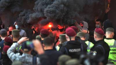 Дымовые шашки, плакаты и флаги: в Киеве произошла потасовка между националистами и сторонниками Медведчука