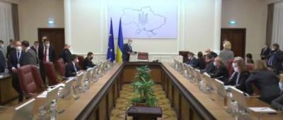 Стали известны зарплаты украинских министров в апреле