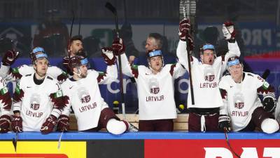 Поражение Канады от Латвии, жест хоккеиста Белоруссии и замена гимна на концерт Чайковского: как стартовал ЧМ по хоккею