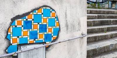Французский художник начал маскировать выбоины на тротуарах мозаикой - фото - ТЕЛЕГРАФ