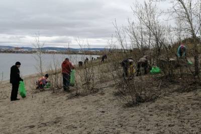 Читинцы вышли на уборку берега озера Кенона