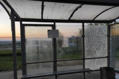 В Эжве школьник выместил агрессию, разбив стекла на остановке